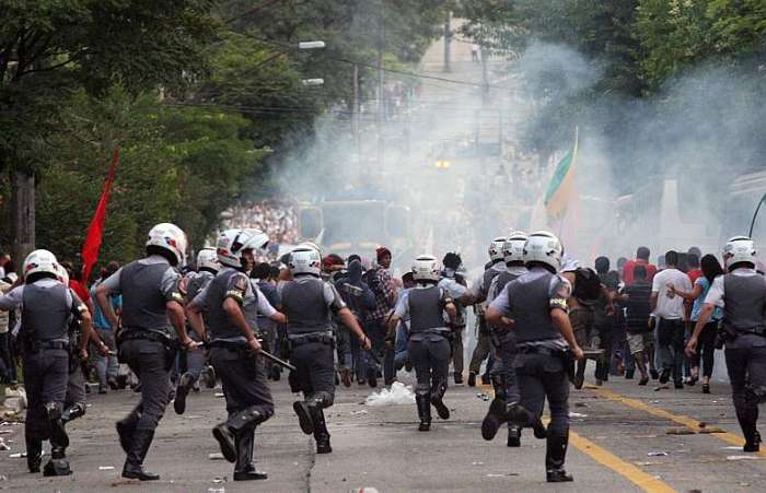 Policiais entram em confronto com manifestantes