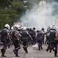 Policiais entram em confronto com manifestantes Policiais entram em confronto com manifestantes
