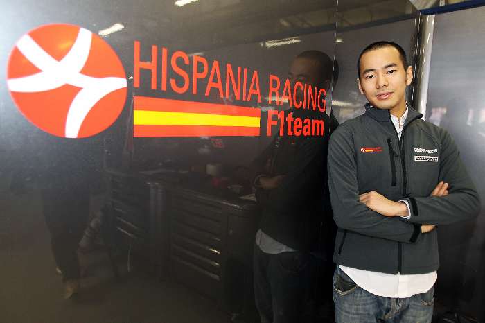 Sakon Yamamoto, novo piloto de testes da HRT, posa em sua apresentação, em Xangai (CHN)