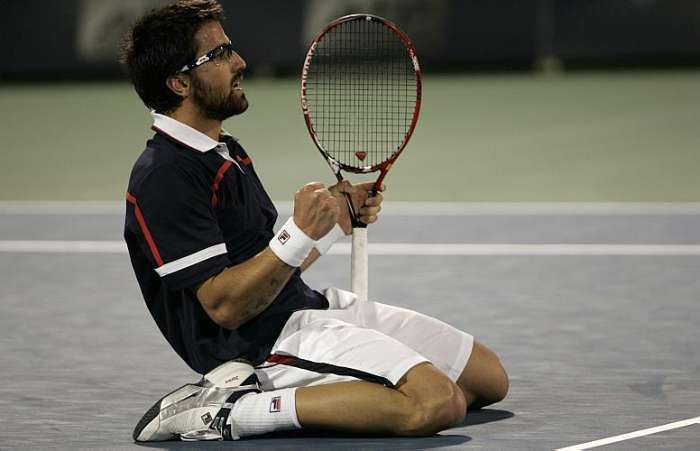 Janko Tipsarevic comemora vitória por 2 sets a 1 sobre Andy Murray, no ATP de Dubai