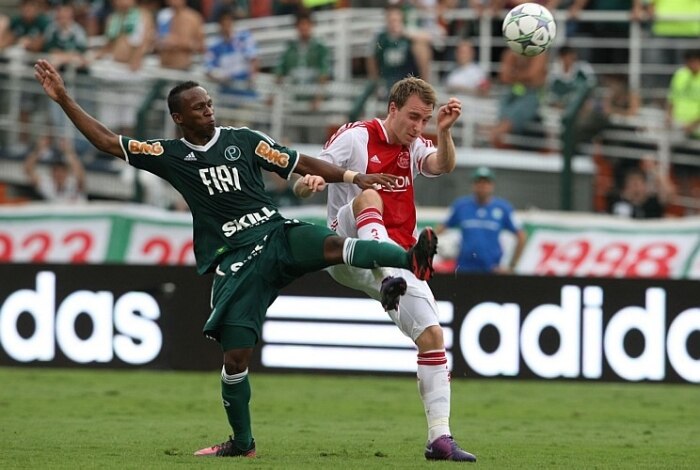 Tinga, do Palmeiras, disputa lance com jogador do Ajax