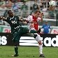 Tinga, do Palmeiras, disputa lance com jogador do Ajax