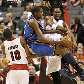 Kevin Durant (Oklahoma City Thunder) e Chris Bosh (Toronto Raptors) brigam pela bola na NBA