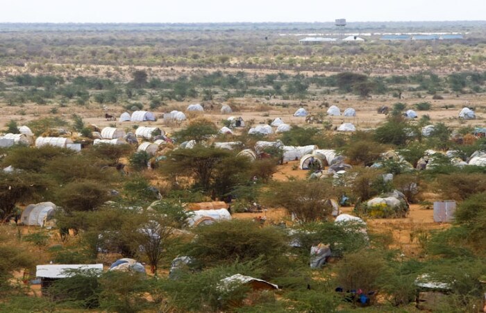 Vista das cabanas para refugiados em acampamento da Quênia 