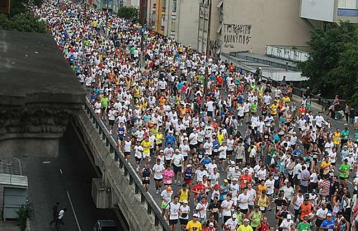 Corredores tomam conta do Minhocão durante São Silvestre 2009