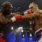 Holyfield acerta golpe no rosto de Valuev