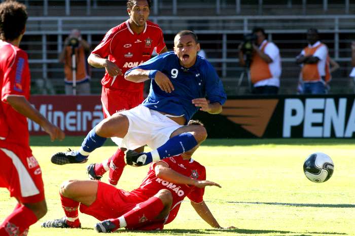 Wellington Paulista, do Cruzeiro, é atingido no jogo contra o Ituiutaba