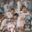 Esportes - Santistas correm para comemorar a vitória nos pênaltis por 4 a 2 - Foto: Alex Silva/AE