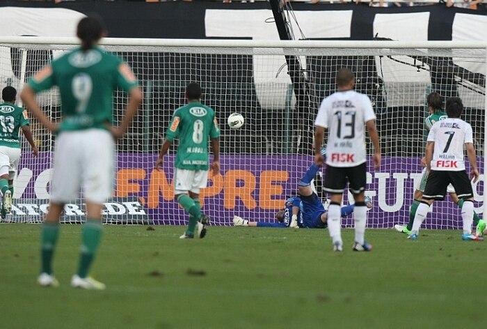 Corinthians vence Palmeiras de virada por 2 a 1 no Brasileirão, com show de Romarinho