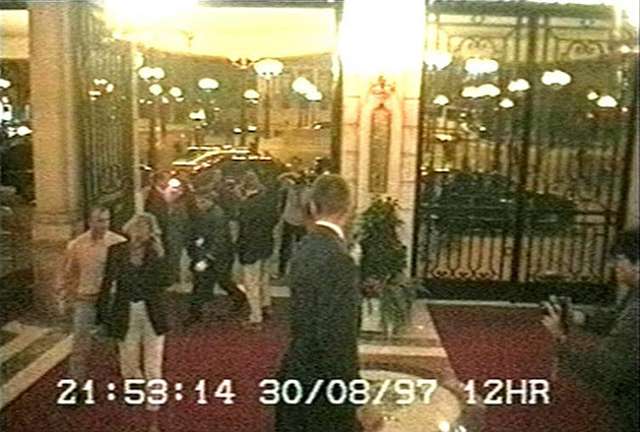 Imagem de câmara de segurança mostra a princesa Diana horas antes de sua morte