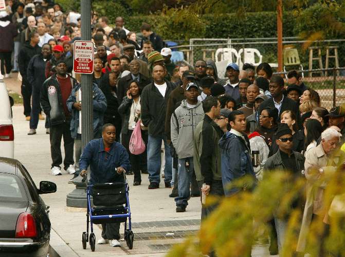 Eleitores aguardam na fila para votar em Washington