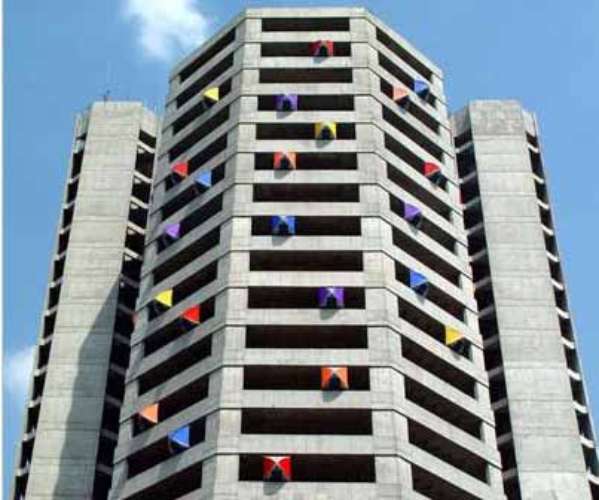 Em 2004, o artista colocou 35 barracas de camping num prédio da Avenida Dr. Arnaldo