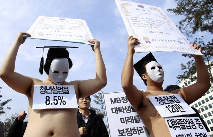 Estudantes sul coreanos protestam pelo alto nível de desemprego entre os jovens, em Seoul
