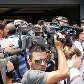 Emoção e oração durante enterro de cinegrafista morto no Rio