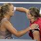 Kim Clijsters e Caroline Wozniacki se cumprimentam após final do US Open Kim Clijsters e Caroline Wozniacki se cumprimentam após final do US Open