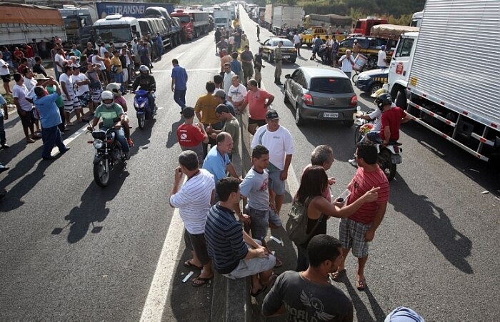 Motoristas fazem 3º dia seguido de protesto na Dutra