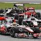 Lewis Hamilton e Jenson Button chegam juntos na curva após a largada do GP da Malásia de F-1