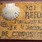 Placa de albergue para peregrinos, enfeitada com uma concha de vieira, símbolo de São Tiago (Jacque,