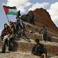 Crianças brincam em muro na fronteira de Rafah