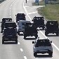 Comboio de viaturas policiais escoltam carro branco que estaria levando Mladic