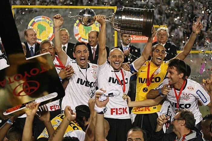 Corinthians bate o Boca Juniors e comemora título inédito da Libertadores