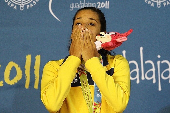 Joanna Maranhão recebe a medalha de prata da prova 400m nado medley