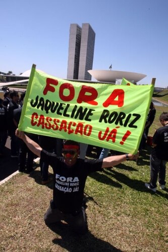 Cerca de 50 pessoas fizeram uma manifestação na via que dá acesso ao Congresso Nacional