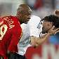 Destaques das suas seleções, Marcos Senna e Ballack se chocam durante a partida. Destaques das suas seleções, Marcos Senna e Ballack se chocam durante a partida.