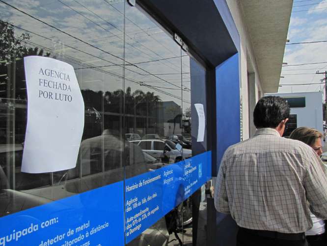 Gerente da CEF é assassinado no estacionamento da agência com 7 tiros, em Ribeirão Preto. 25/05/2010