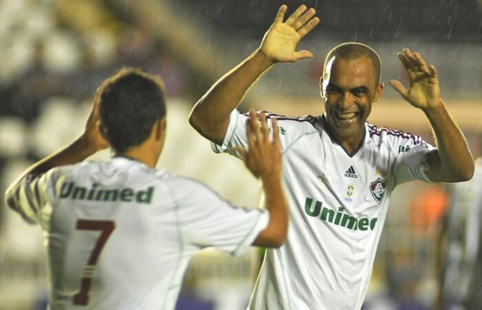 Marquinho (e) e Leandro Euzébio comemoram gol durante vitória do Fluminense sobre o Resende