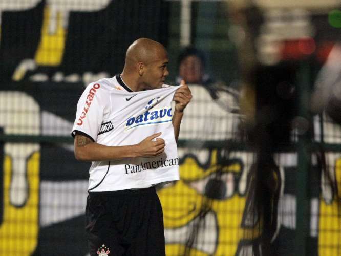 Souza comemora o primeiro gol do Corinthians na vitória sobre o Coritiba 