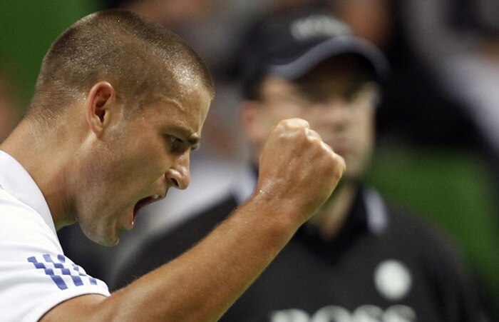 Youzhny superava toda jogada do brasileiro com uma alternativa melhor e levou o jogo