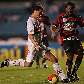 Hernanes, do São Paulo, tenta chutar antes de Luciano Santos, do Oeste Hernanes, do São Paulo, tenta chutar antes de Luciano Santos, do Oeste