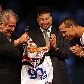 Luís Fabiano esfrega as mãos para receber a camisa do São Paulo do presidente Juvenal Juvêncio