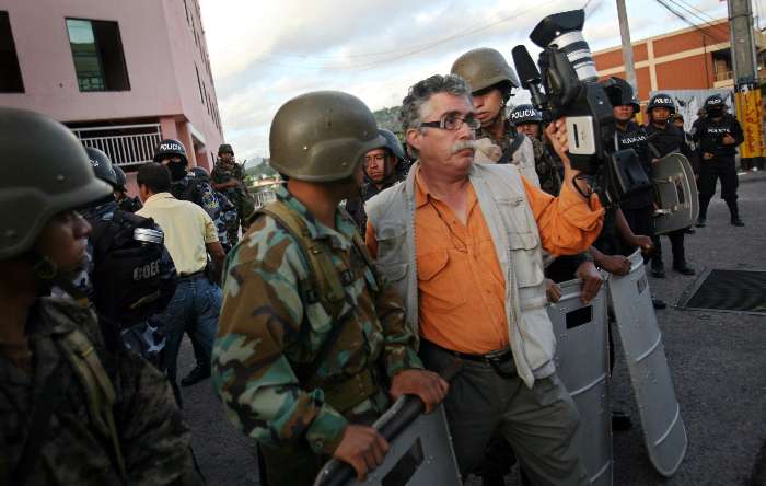 Polícia leva cinegrafista após censura baixada pelo governo interino de Micheletti em Honduras