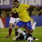 Luís Fabiano tenta passar pelo goleiro Vega em Brasil 0 x 0 Venezuela