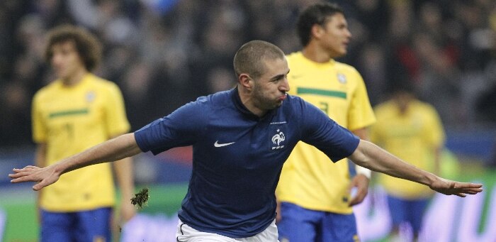 O atacante Benzema, da França, comemora o gol que garantiu o 1 a 0 sobre o Brasil, em amistoso