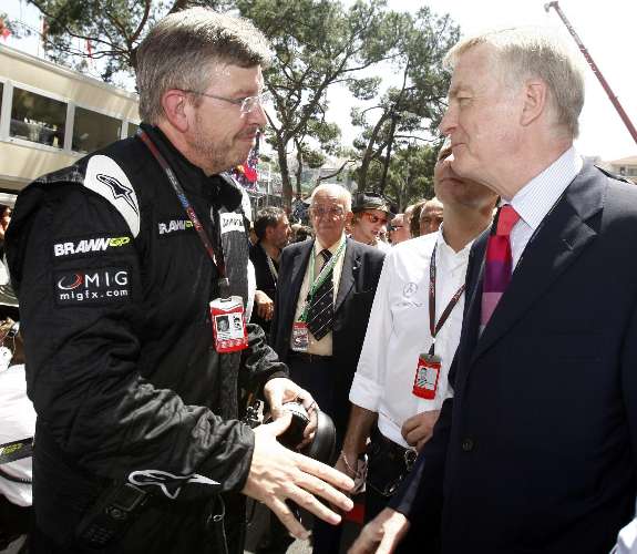 Ross Brawn cumprimenta o presidente da FIA, Max Mosley, em Mônaco