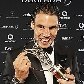 O tenista espanhol Rafael nadal morde o troféu do Prêmio Laureus, por ser eleito o melhor esportista