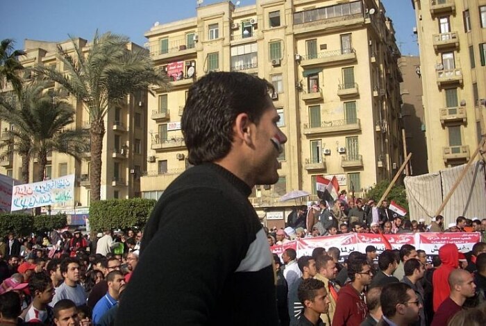 Na Praça Tahrir, egípcios protestam contra governo militar e comemoram um ano sem Hosni Mubarak
