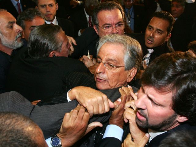 Deputados trocam socos com seguranças antes da sessão de cassação de Renan