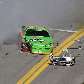 Danica Patrick (verde) se envolve em batida de 12 carros e abandona corrida na NASCAR Danica Patrick (verde) se envolve em batida de 12 carros e abandona corrida na NASCAR