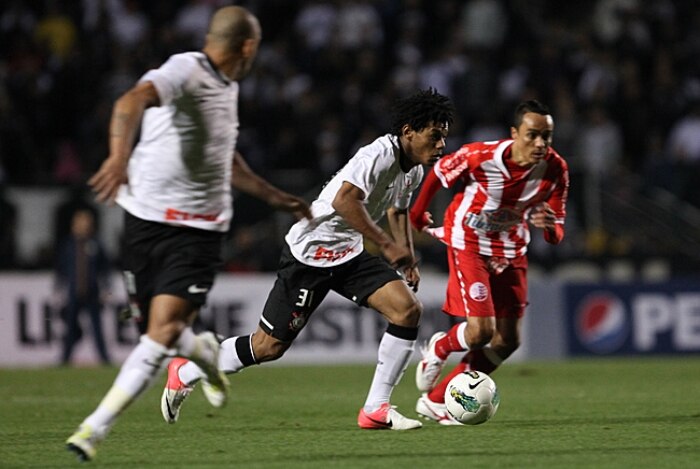 Corinthians vira sobre o Náutico no Pacaembu e reage no Brasileiro