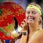 Maria Sharapova exibe o troféu que conquistou ao ganhar o Torneio de Tóquio