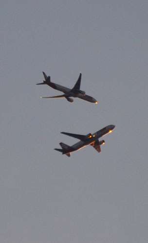 Dois aviões da TAM cruzando o espaço aéreo no domingo (20), na zona leste de São Paulo. 23/06/2010