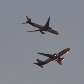 Dois aviões da TAM cruzando o espaço aéreo no domingo (20), na zona leste de São Paulo. 23/06/2010