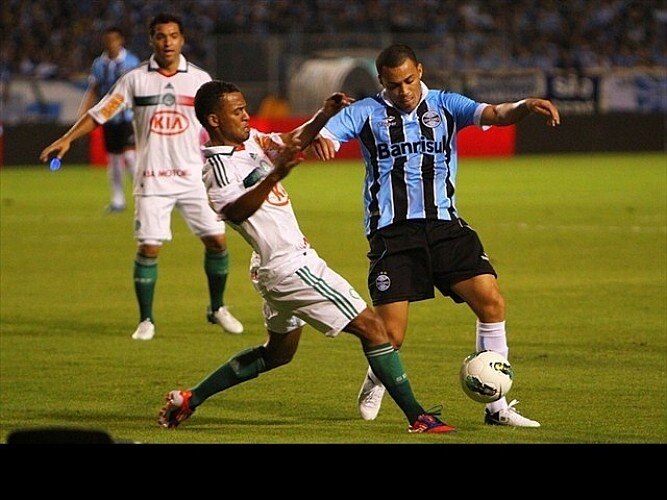 Palmeiras bate Grêmio no Olímpico e está perto da final