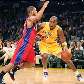 Kobe Bryant dribla durante vitória dos Lakers sobre os Clippers