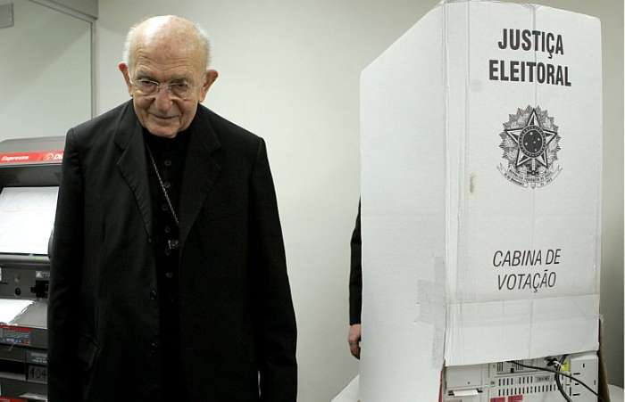 O Cardeal do Rio de Janeiro, Dom Eugênio Sales, durante sua votação no bairro da Gloria, no Rio