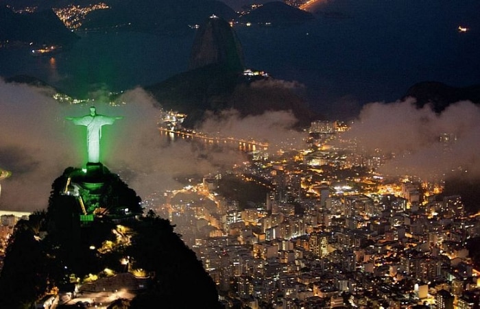 O Cristo Redentor, marco da cidade, foi iluminado com a cor verde por ocasião da Rio+20